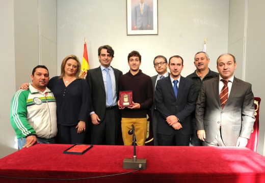 O presidente da Deputación da Coruña recibiu  ao triatleta de Dodro Uxío Abuín